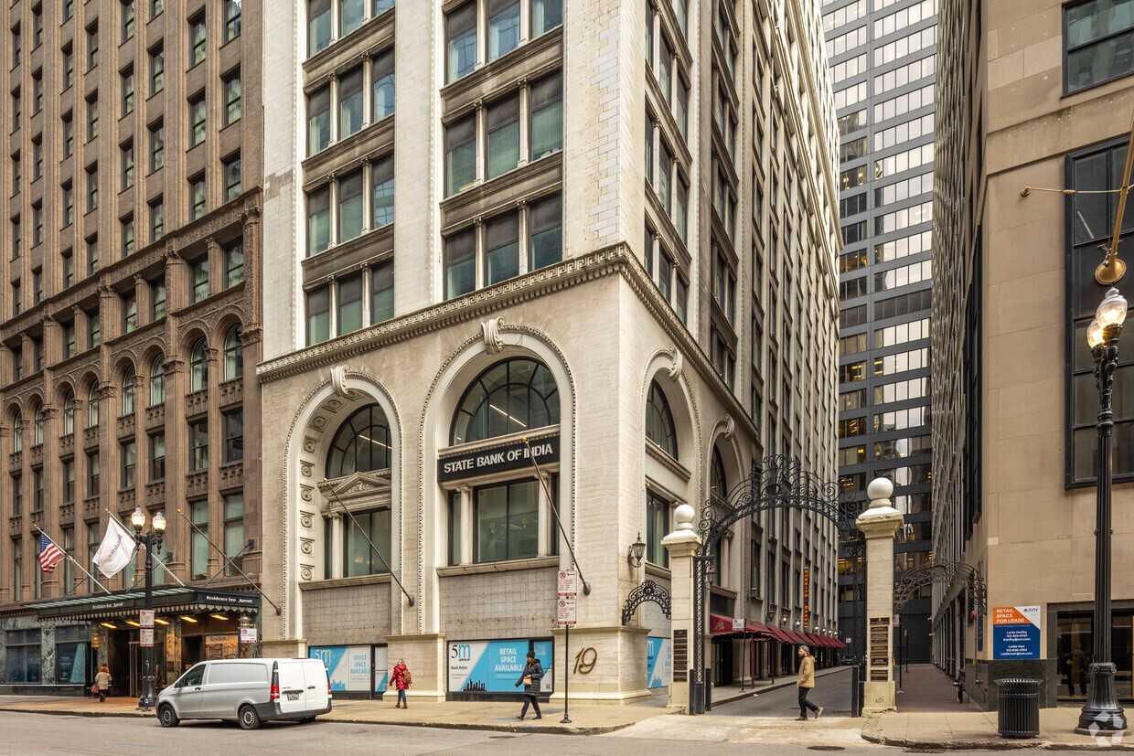Why city, backers see Chicago office-to-apartments project as one model to revitalize US downtowns